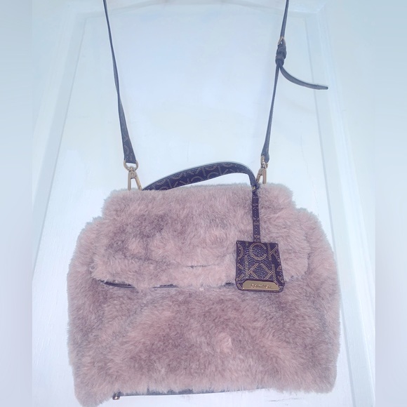 Calvin Klein Leilani Pebble pocketbook - Picture 1 of 4